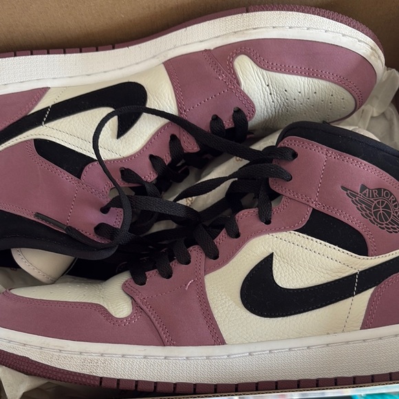 Air Jordan Sneakers women’s size 11 - Picture 1 of 3